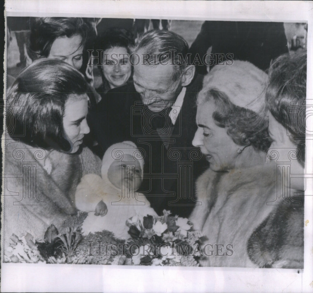 1965 Press Photo Crown Princess Alexia with grandparent- RSA51511- Historic Images