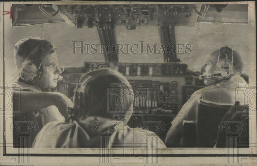 1973 Press Photo Skylab I Pete Conrad Flies C141 Plane- Historic Images