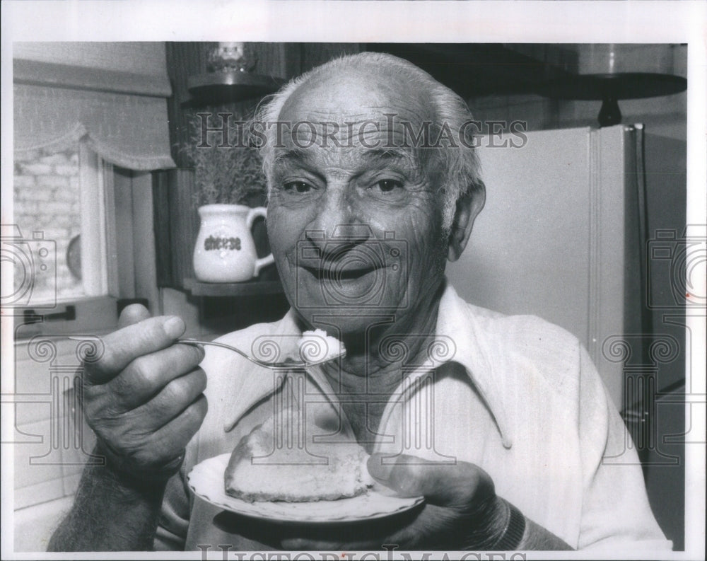 1989 Press Photo Little Jack's Cheesecake Tony Compasio - RSA52221