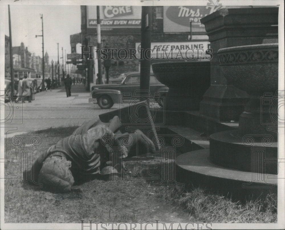 1947 Press Photo Fallen Statue of Christopher Columbus - Historic Images