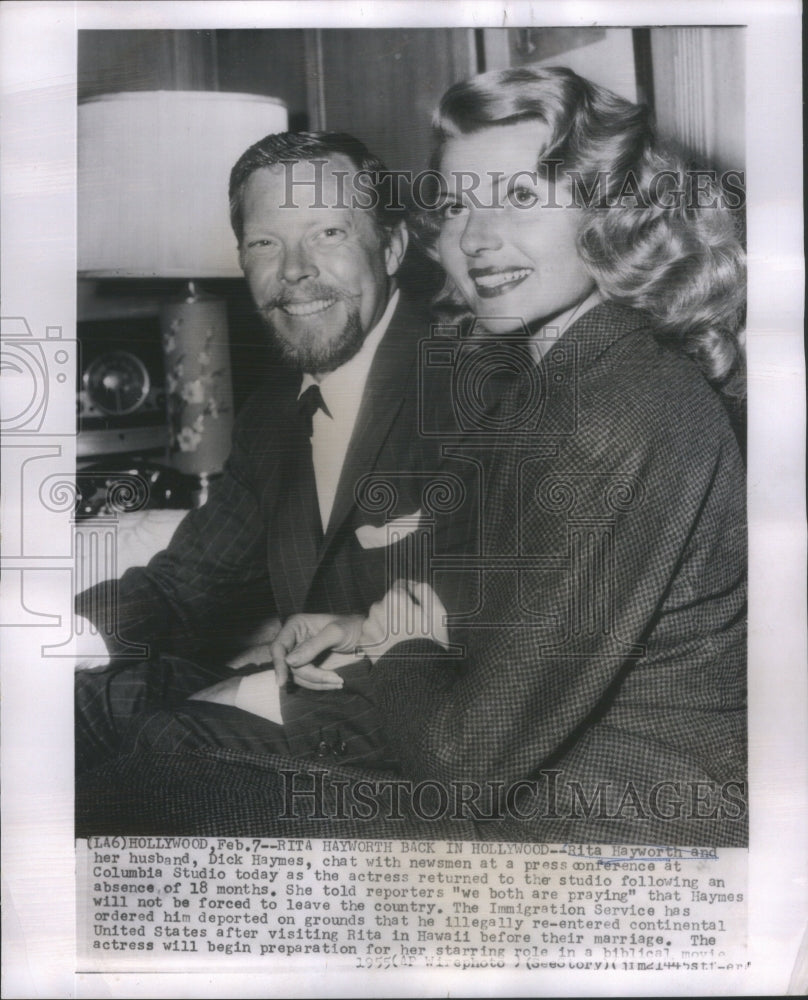1955 Press Photo Rita Hayworth Duck Haynes conference- RSA55083- Historic Images