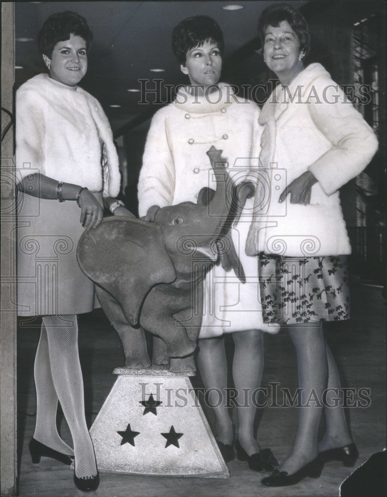 1968 Press Photo Mrs Field Langdon Mrs William Hamilton- RSA56103- Historic Images