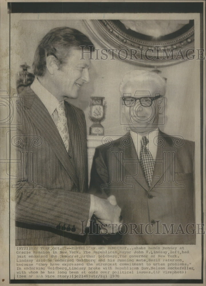 1970 Press Photo NY Gracie Mansion Shake hand Democrat- RSA58943- Historic Images