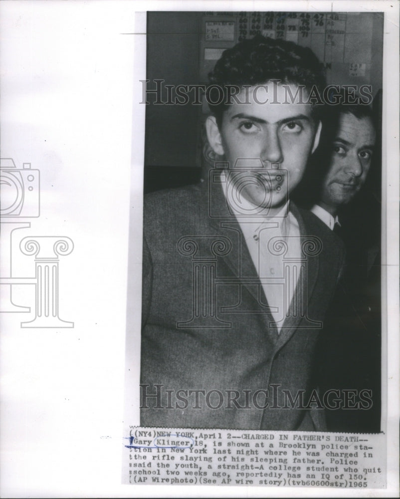 1965 Press Photo Gary Klinger Brooklyn Police Station New York charge rifle