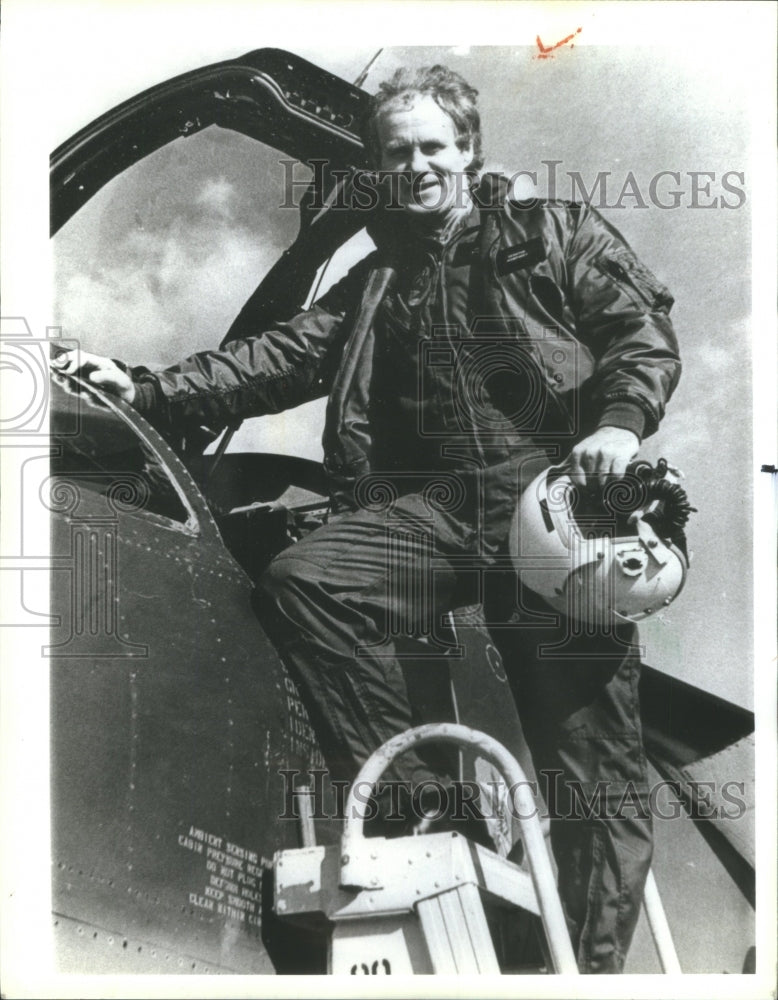 1985 Press Photo Senator Gordon Humphrey pilot election Nation Feet - Historic Images