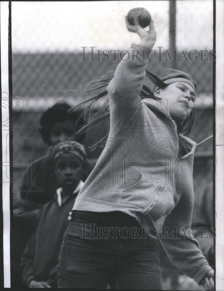 1974 Press Photo Sandy Hunt Graff Stagg Field Track- RSA60007- Historic Images