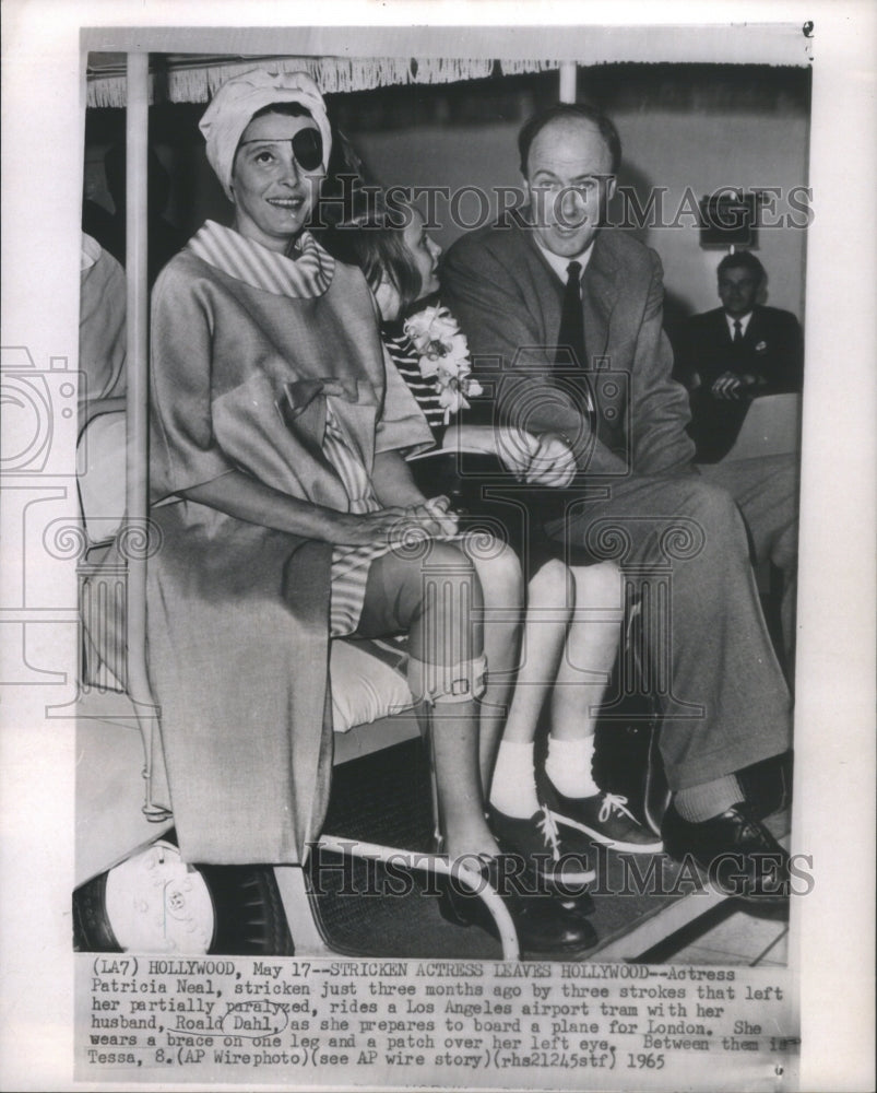 1965 Press Photo Actress Patricia Neal Hollywood Husband Roald Dahl paralyzed - Historic Images