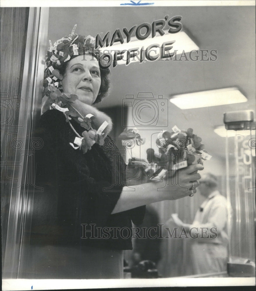 1965 Press Photo Mrs. Carl Patricia Gawlas Veterans Poppy Day Assn Chicago- Historic Images
