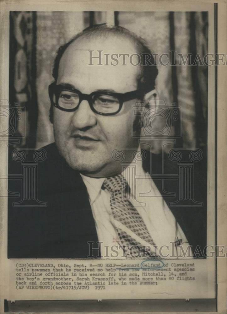 1971 Press Photo Leonard Gelfand Cleveland Newsman Airline Officials- RSA63101- Historic Images