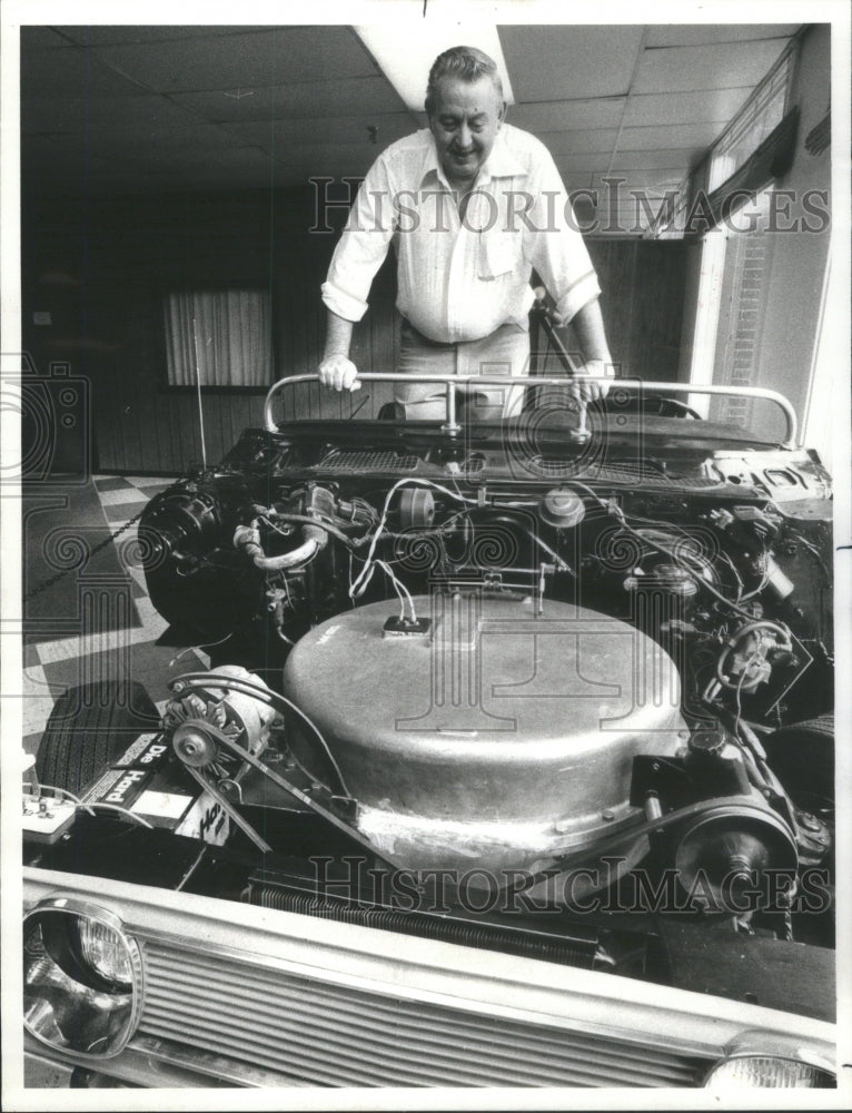 1979 Press Photo Inventor Rory Johnson Put Piston Engines Out to Business- Historic Images