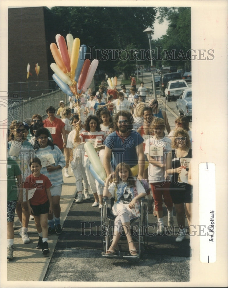 1989 Press Photo Vicki Johnson Berwyn friend march medical expenses Mike Domas- Historic Images