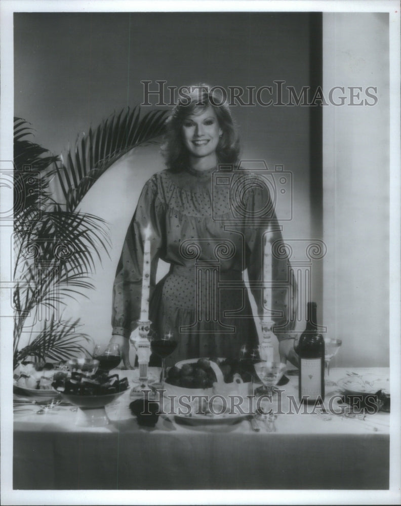 1982 Press Photo Laurie Burrows Grad hostess cooking segment Hour Magazine ABC- Historic Images