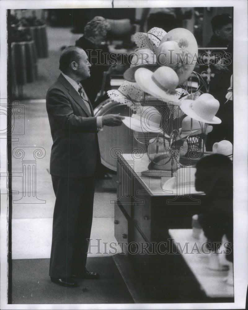 1976 Press Photo goldfish dollar sing song voice Country Accent Louis Goldblatt- Historic Images