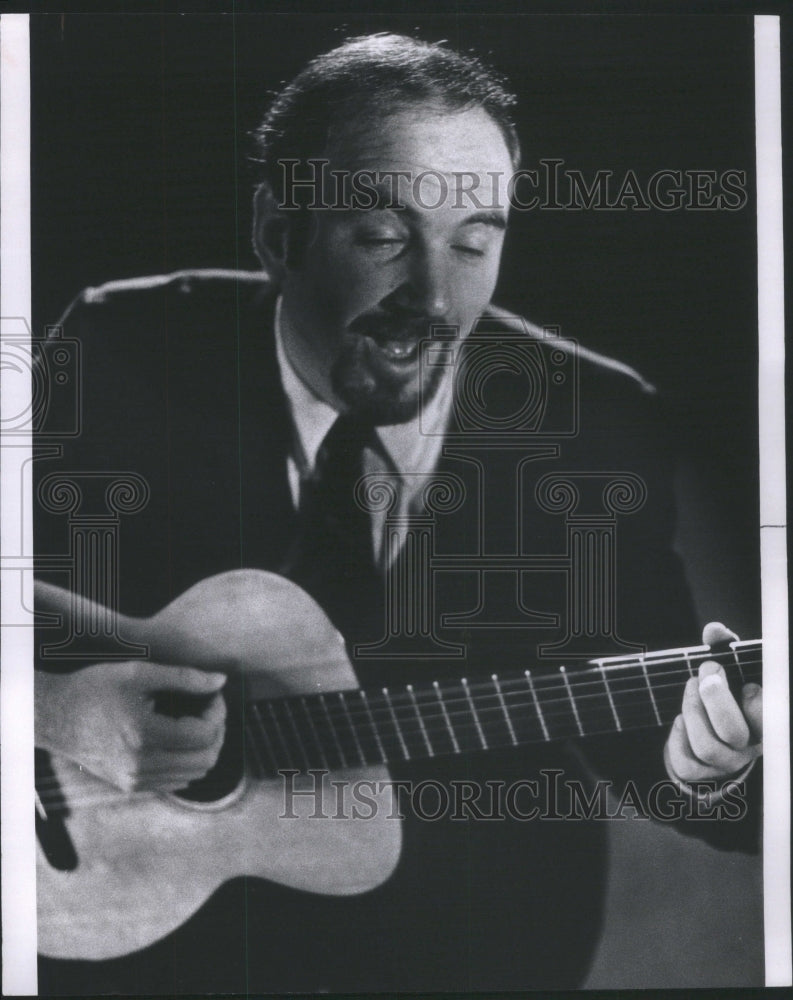 1969 Press Photo Herb Hartman Philosopher guitarist musician Chas Krejcsi pose - Historic Images