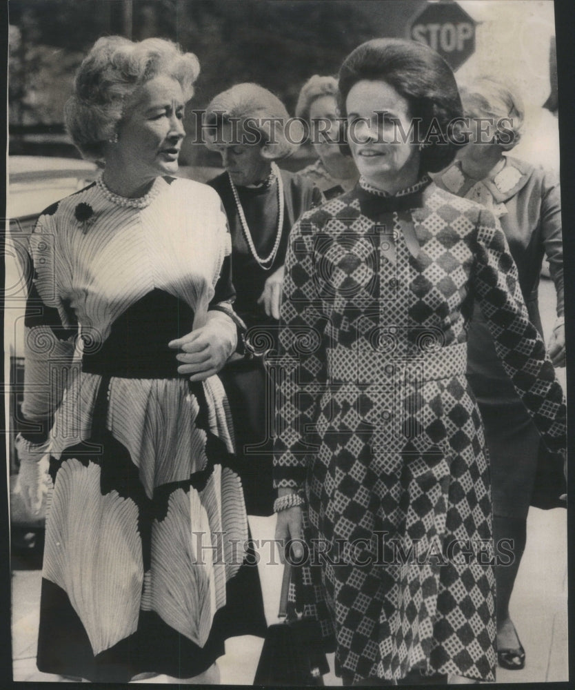 1973 Press Photo Mrs Gordon Lang Mrs Botsford Young club- RSA65493- Historic Images