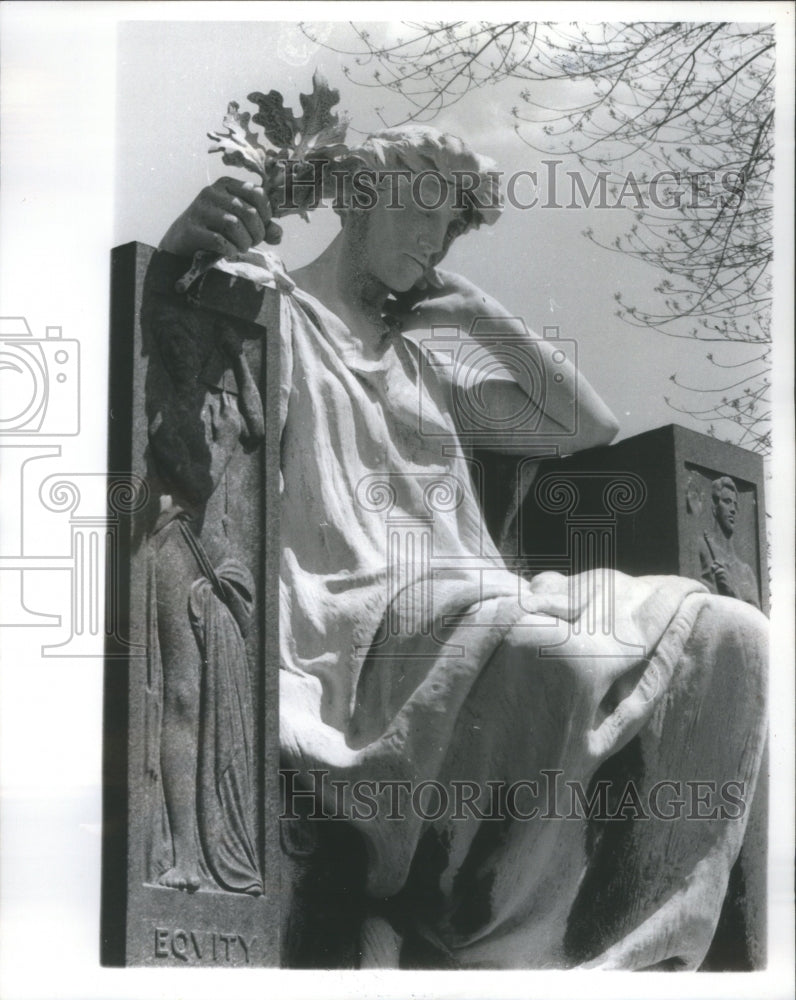 1976 Press Photo Marshall Field Statue- RSA66537- Historic Images