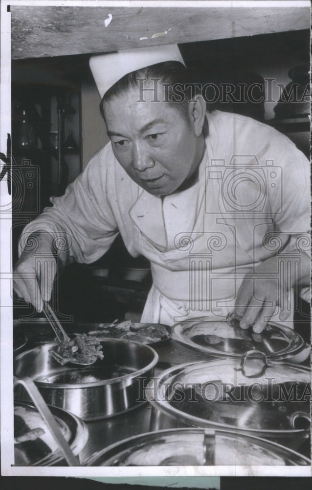 1958 Press Photo Lew Chuck Ping Indian-Style cook Taj of India- RSA67319- Historic Images