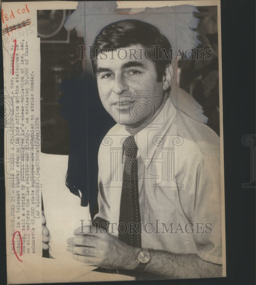 1976 Press Photo Governor Michael Dukakis working to stop state employee strike- Historic Images