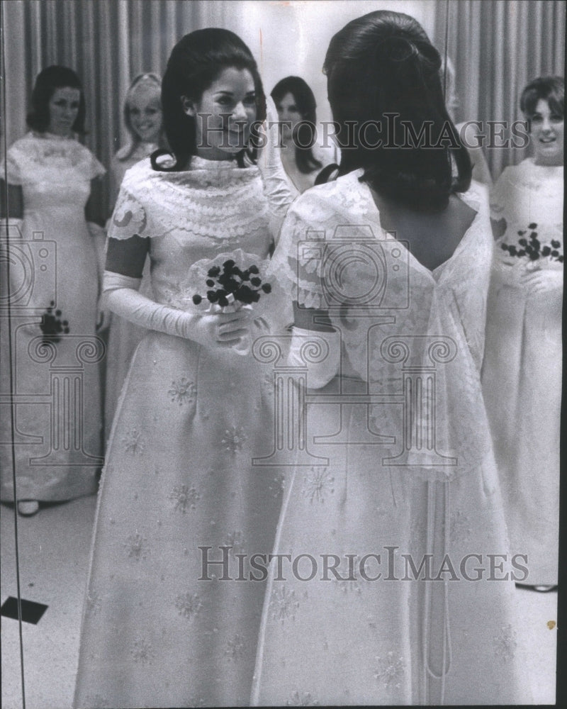 1967 Press Photo Floreute Capraro brushes a waywar- RSA69243- Historic Images