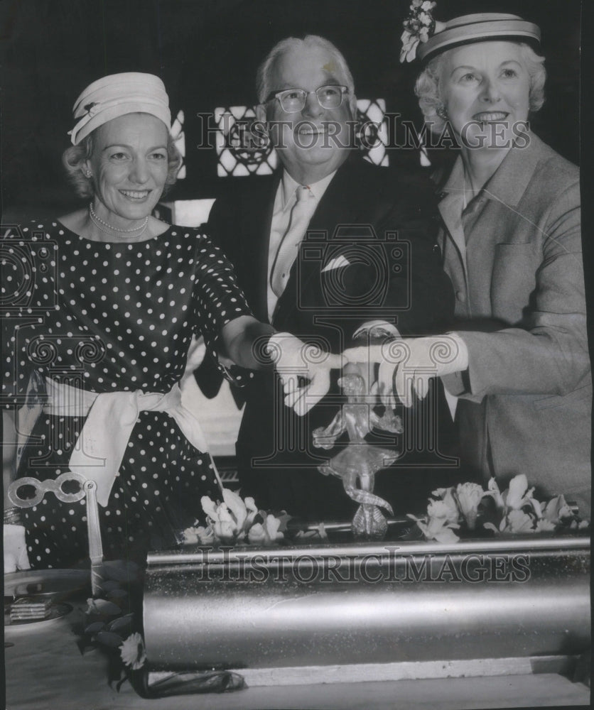 1959 Press Photo Mrs. C. Apley, R. Coburn and Mrs W. Riley II, wish on "Oswald"- Historic Images