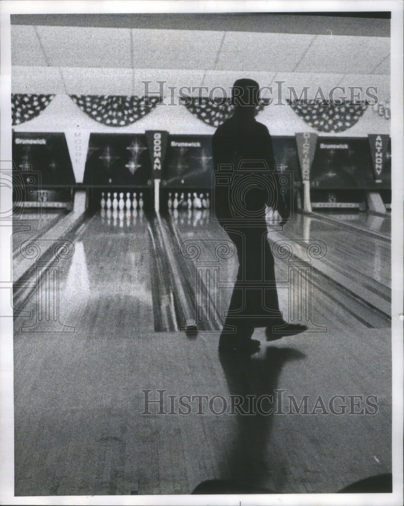 1975 Press Photo Earl Anthony Rolls His Ball Toward The Pocket- Historic Images