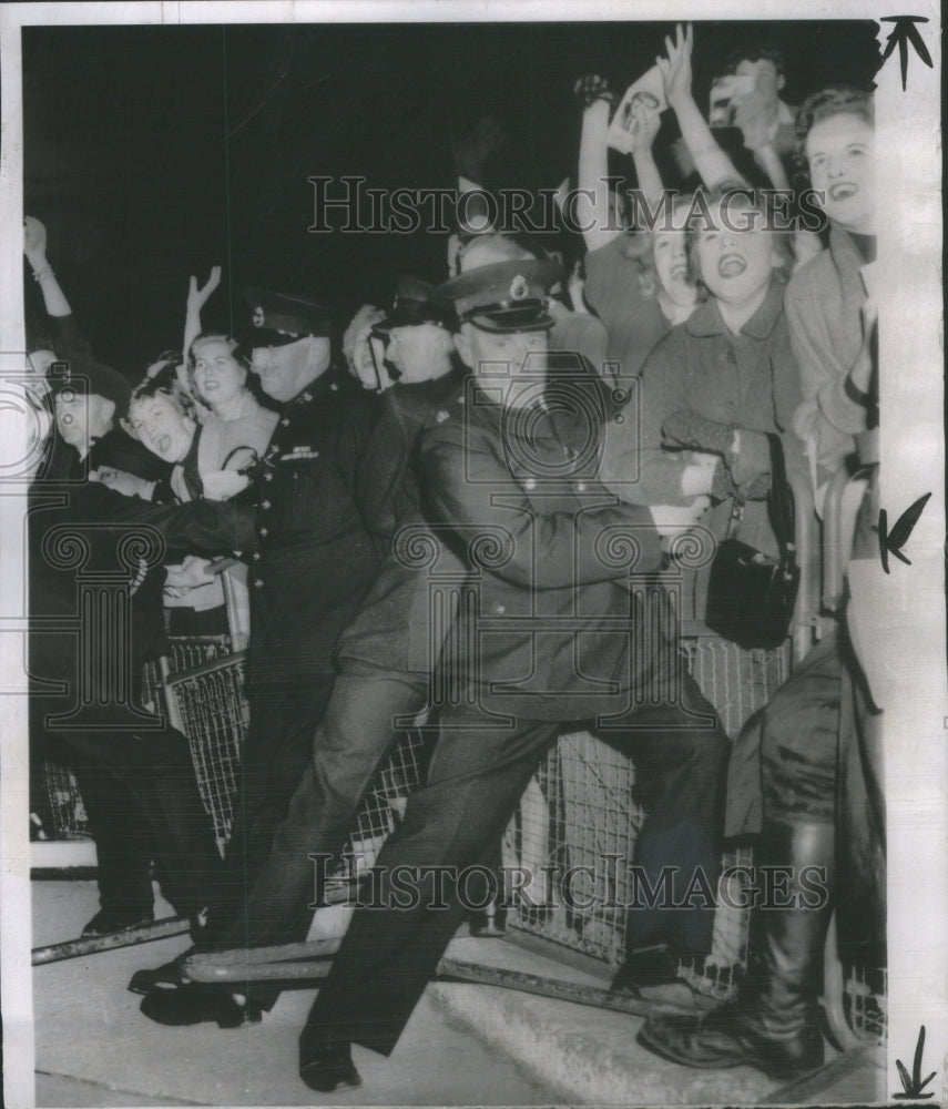 1954 Press Photo Clam Imperturbable British King Men Hepcats London Airport.- Historic Images