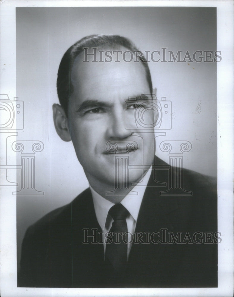 1969 Press Photo Robert Garrison president executive Velsicol Chemical Corp - Historic Images