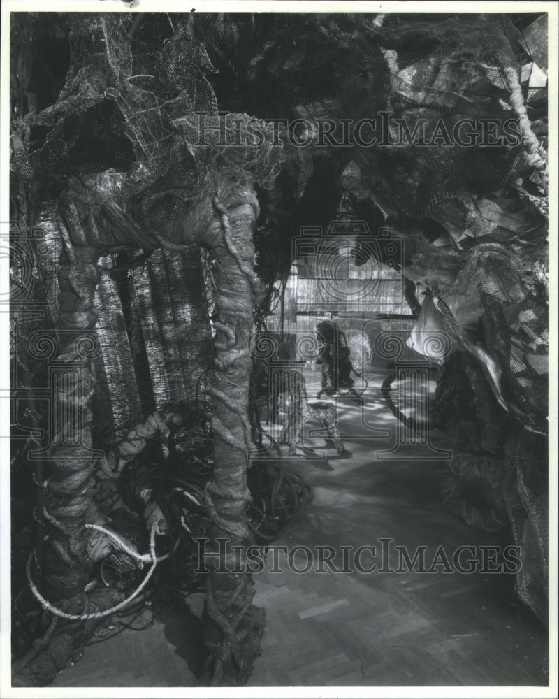 1989 Press Photo Artist Jin Soo Kim&#39;s Environment L- Historic Images