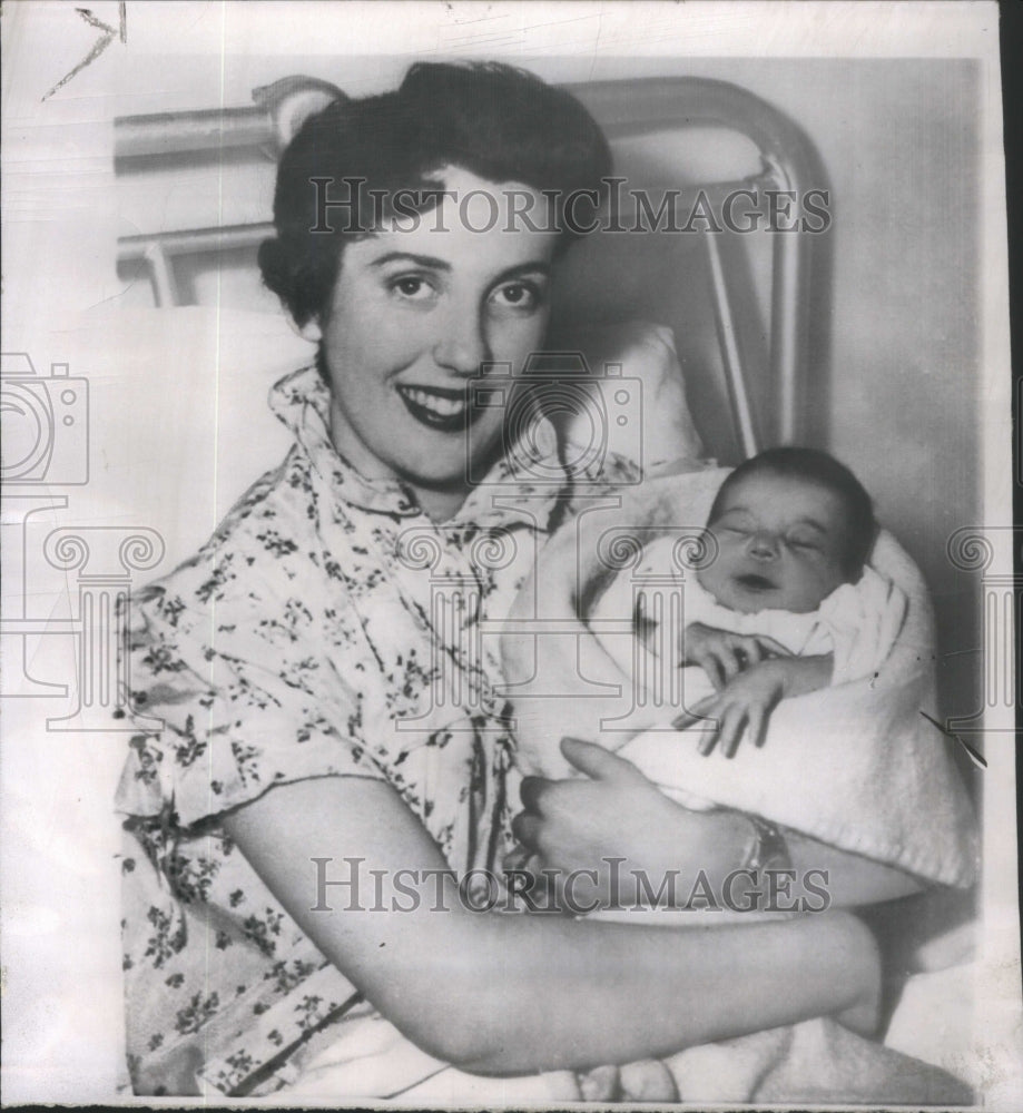 1955 Press Photo Betty Lait British Broadcasting TV Blessed event- RSA75317- Historic Images