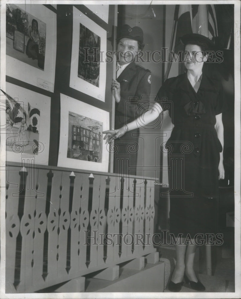 1956 Press Photo Admiring Exhibit Foreign Art Mrs Guy Mann Lally- RSA75345- Historic Images