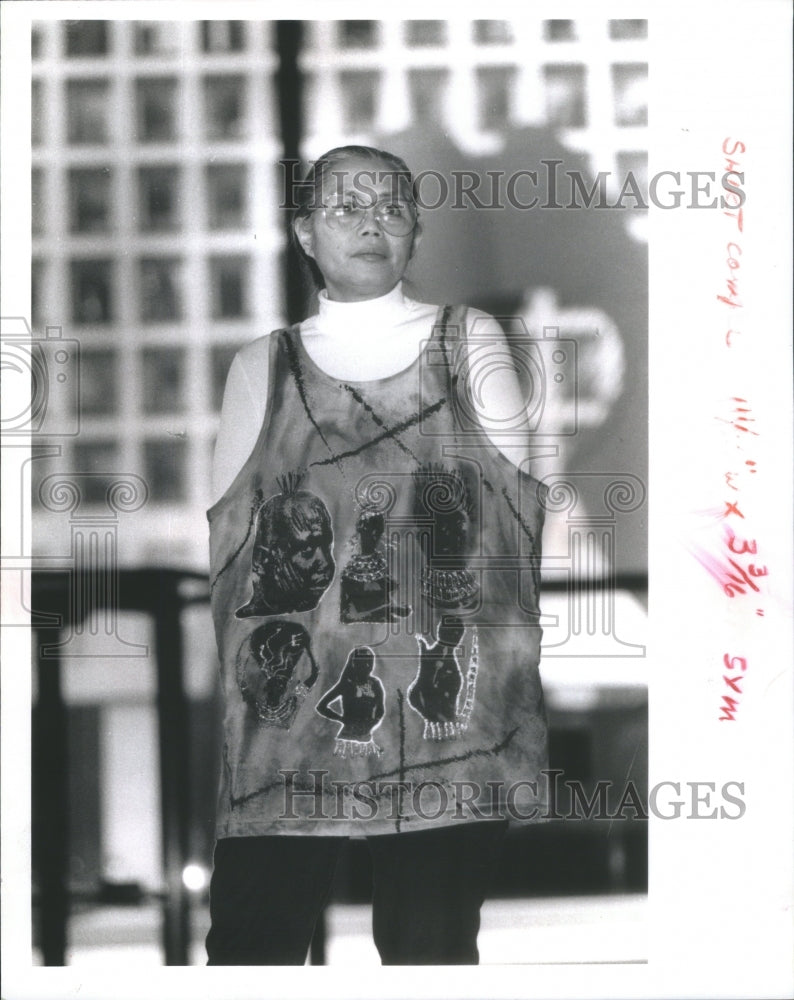 1992 Press Photo Multi cultural Art Center Daley Fashion T-shirt- Historic Images