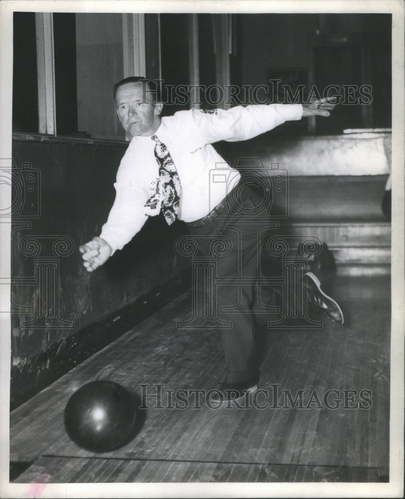 Press Photo Eddie Krems  captain Thomas Restaurant bowling - Historic Images
