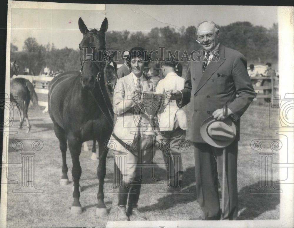 1977 Press Photo Mrs Elizabeth Eaton Guggenheim escort- Historic Images
