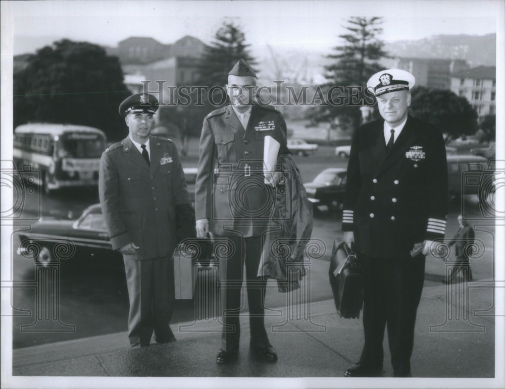 1968 Press Photo Fackler Colenel Fuller Captain Kimmel-Arrive Parliament House- Historic Images