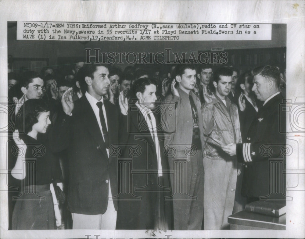 1953 Press Photo Uniform Godfrey Radio TV star Navy Floyd Bennett Filed Swear- Historic Images