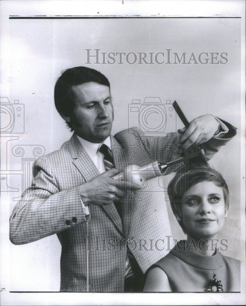 1969 Press Photo Howard Hair Stylist - Historic Images