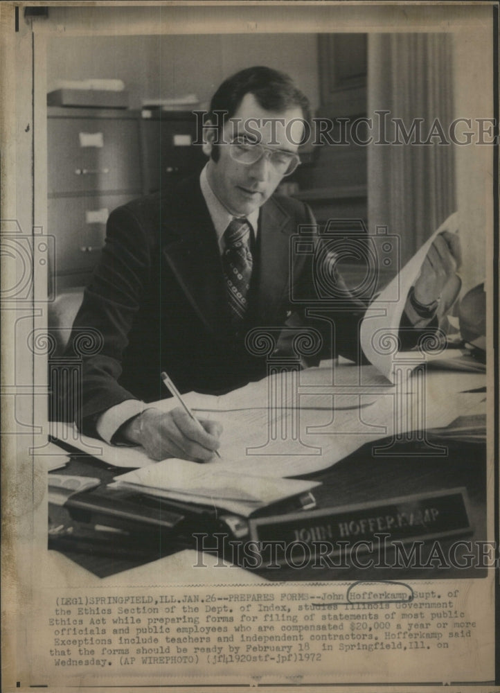 1972 Press Photo John Haferkamp Ethics Section superintendent Illinois prepare- Historic Images
