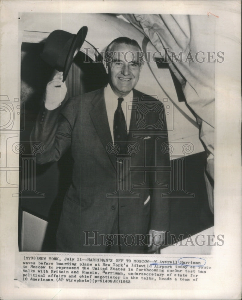1963 Press Photo Averell Harriman Wave-Boarding Plane-NewYork Idlewild Airport - Historic Images