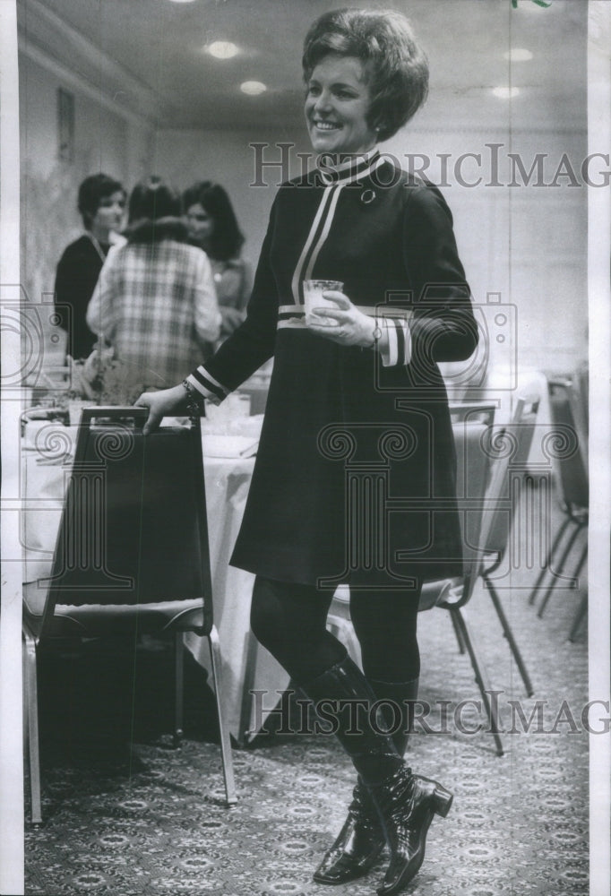 1970 Press Photo Mrs William Heiser Fred Turk keep fun Cold- Historic Images