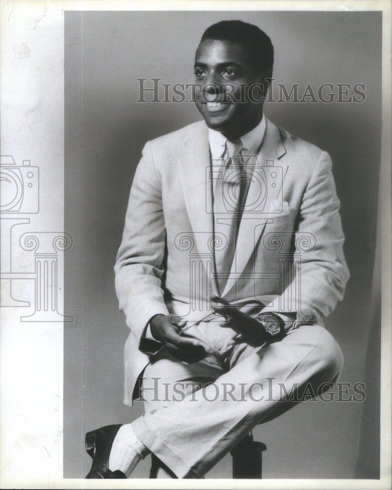 1982 Press Photo Jeffrey Banks talking menswear designer America- RSA82699- Historic Images