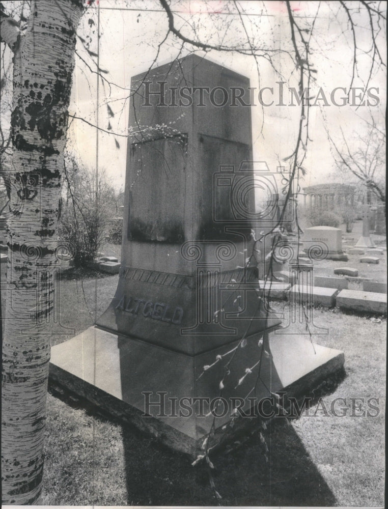 1973 Press Photo Former Illinois Gov John Altgeld 's Tomb Vandalized- RSA84241- Historic Images