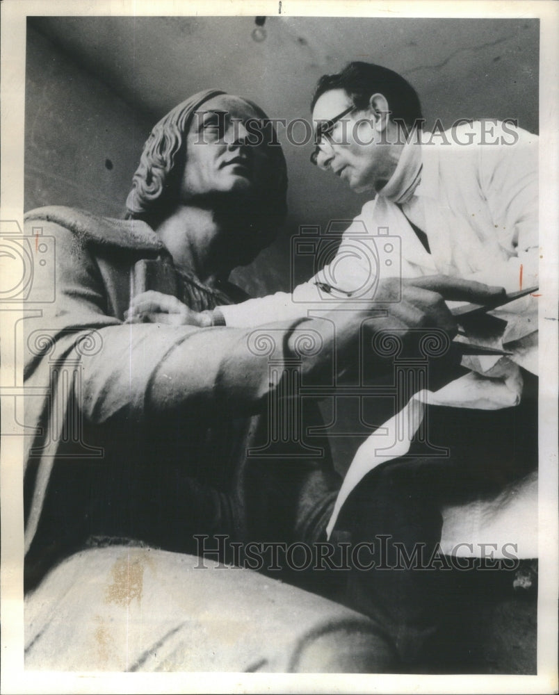 1973 Press Photo Bronislaw Koniuszy Polish Sculptor- RSA85095- Historic Images