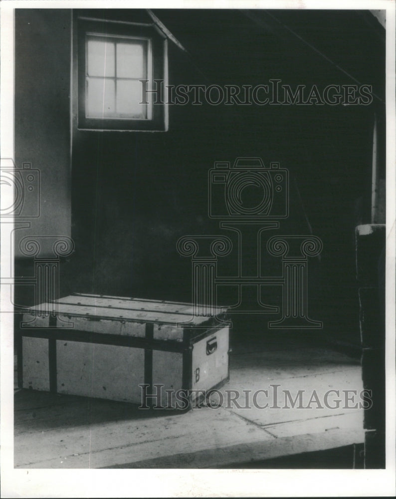 PRESS PHOTO attic with trunk- RSA85491- Historic Images
