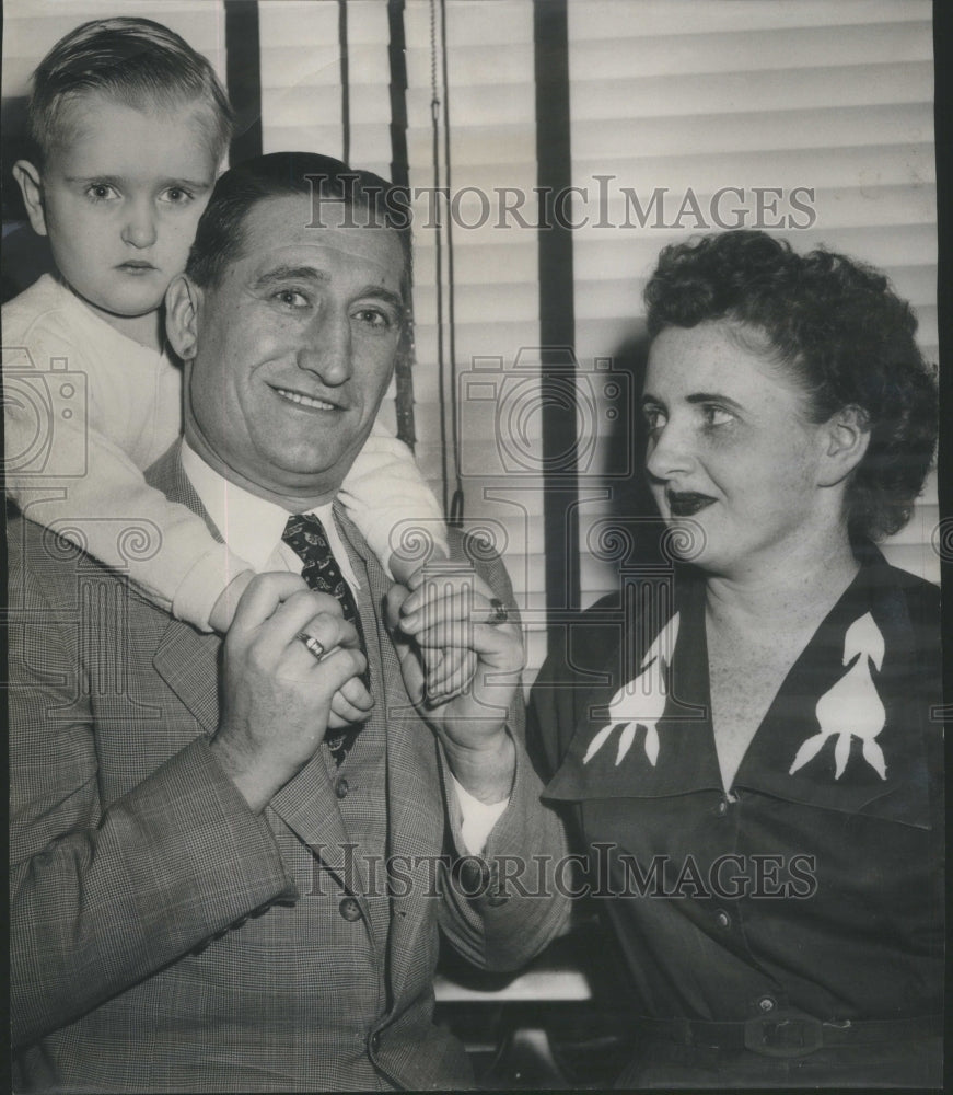 1952 Press Photo Edwin, his wife Charlotte and son Philip shown at home- Historic Images