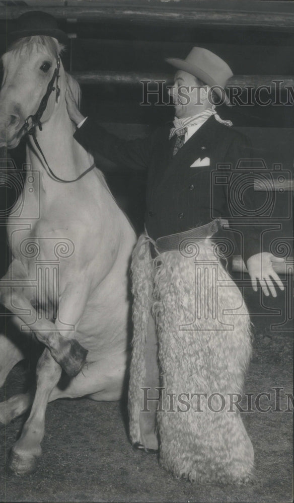 1941 Press Photo Joe E Lewis Appear-Chez Paree Decide Fill Cowboy Rodeo Stadium- Historic Images