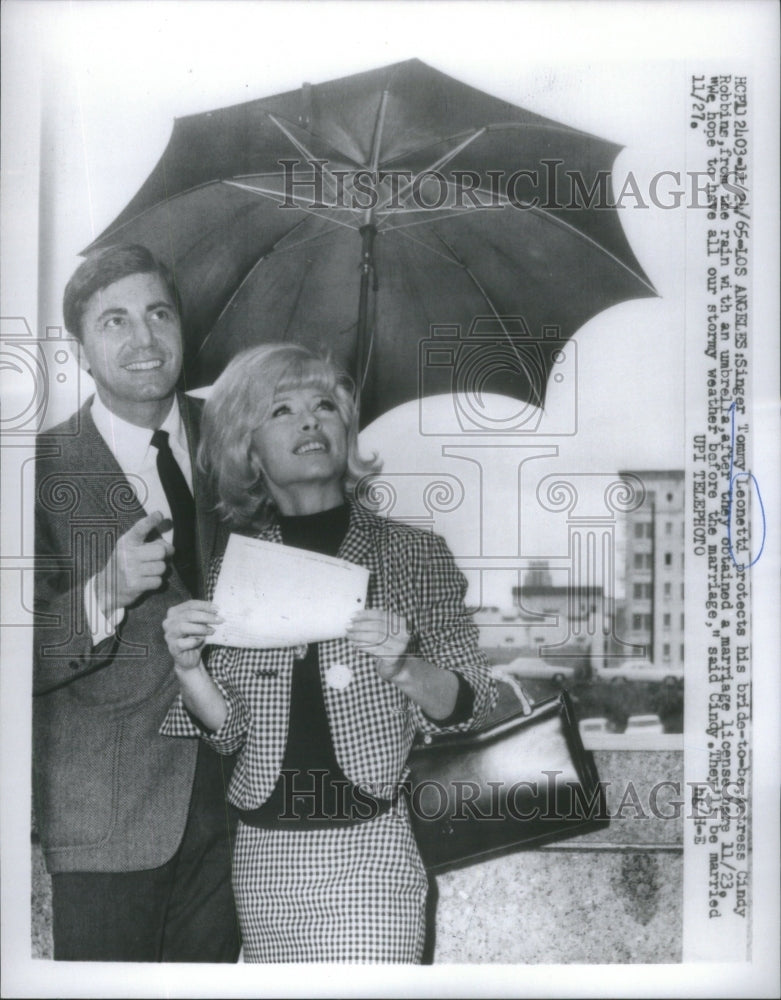 1965 Press Photo Tommy Leonetti Actress Cindy Robbins Rain Umbrella Marriage- Historic Images