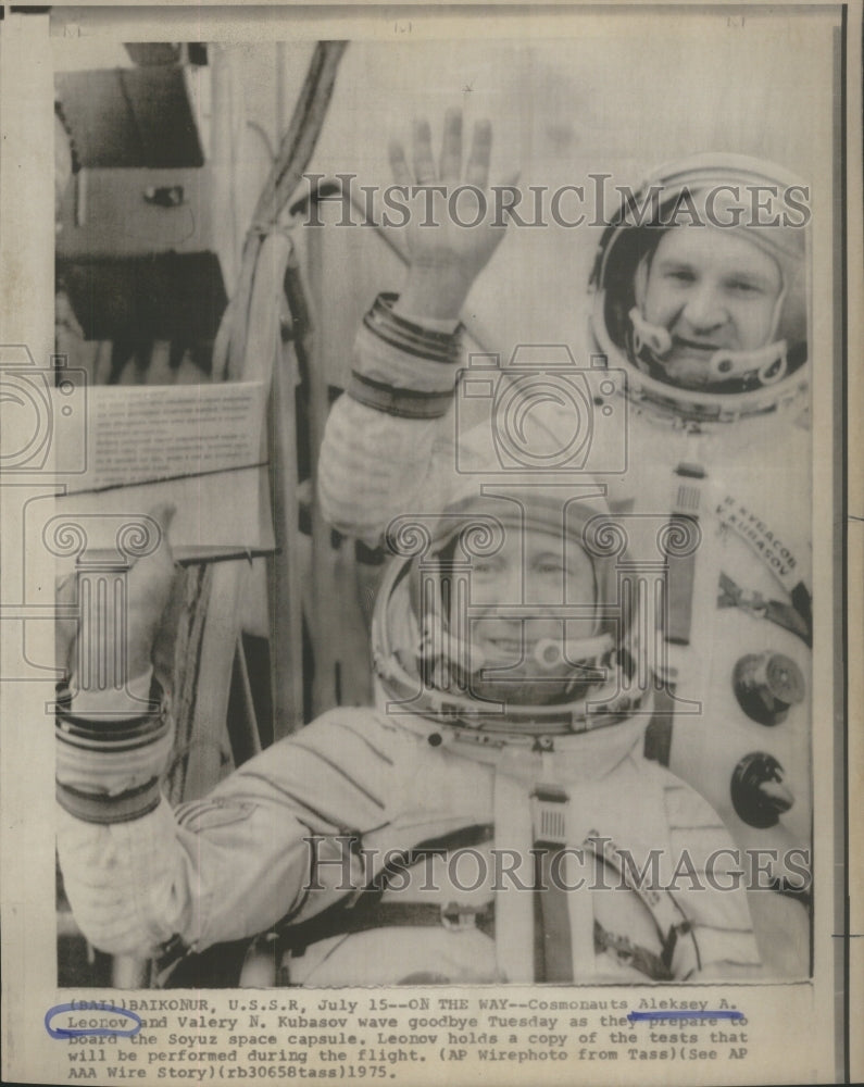 1975 Press Photo Cosmonauts Aleksey A. Leonov and Valery N. Kubasov- RSA87573- Historic Images