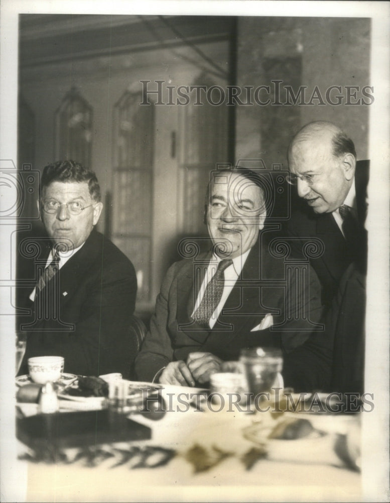 1933 Press Photo Johnson Smiles Dead Cat Barrage Hugh Tour Chicago Illinois Face- Historic Images