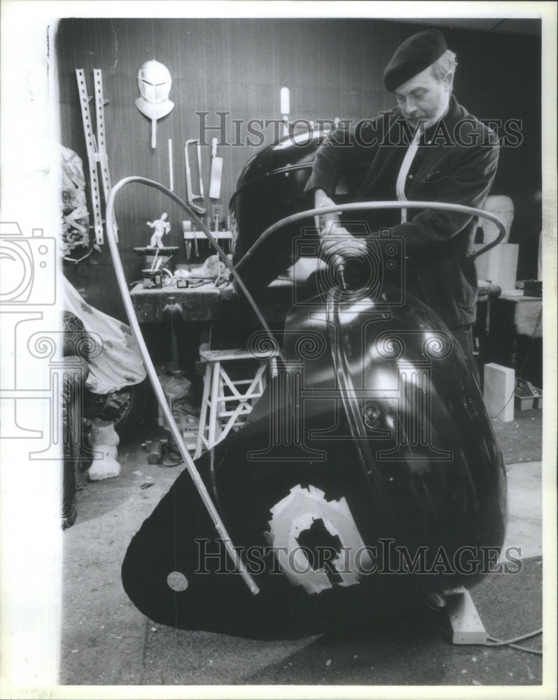 1985 Press Photo Dan Galemb Sculptor Bears Football Helmets- RSA88539- Historic Images