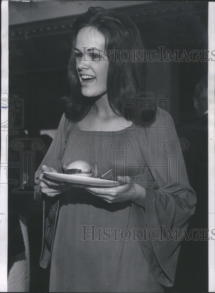 1968 Press Photo Kathy Gallagher Pretty young lady purple mini dress waist- Historic Images